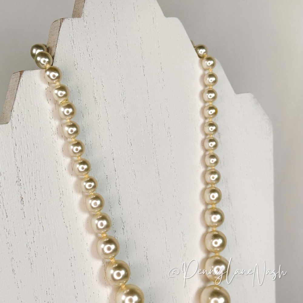 Vintage Off White Pearl Graduated Necklace - Picture 5 of 10
